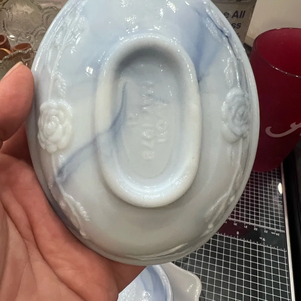 Avon Victorian-style slag glass soap dish 1978